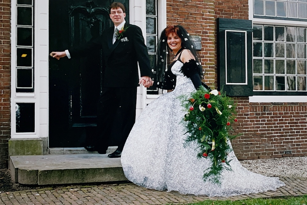 Geesje en haar partner Eelke Duursma, op hun huwelijksdag bij de voordeur van De Pleats